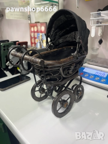 Винтидж викторианска количка за кукли, антична и колекционерска.