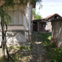 Продава къща в Луковит с голям двор, снимка 3 - Къщи - 45224347