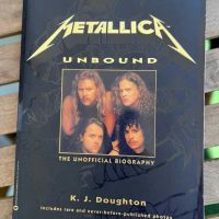 Оригинална биографична книга за Metallica/Металика, снимка 1 - Други - 45223960