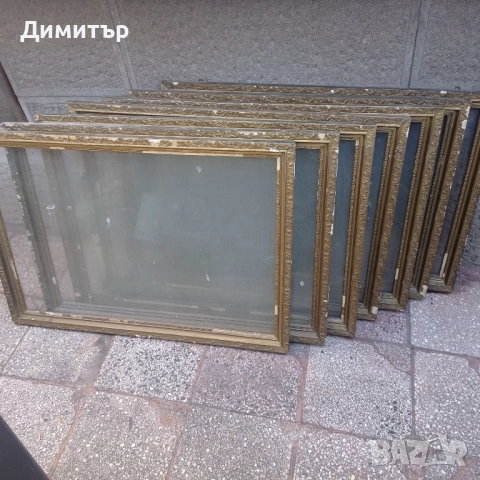 Стари големи дървени рамки със стъкло