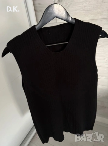 Дамски черен плетен топ без ръкави. Гръдна обиколка-88см,разтяга се над 120см. Дължина-64см. Цена-4€