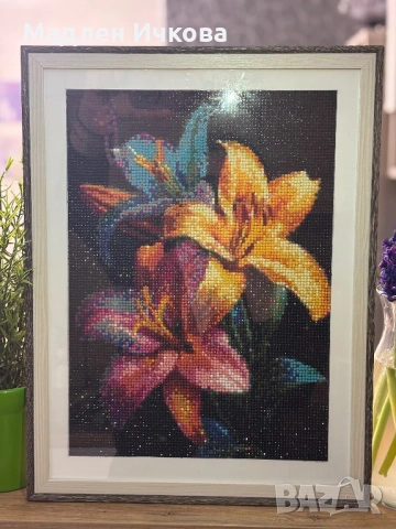 Ръчно изработен елмазен гоблен „Екзотични лилии“ в елегантна рамка, снимка 2 - Гоблени - 54146302