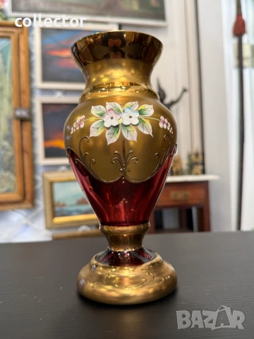 Бохемска ваза с позлата - „червена боровинка“. №7932, снимка 2 - Антикварни и старинни предмети - 53746377