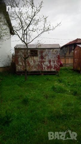 Продавам парцел с два строителни/ земеделски фургона