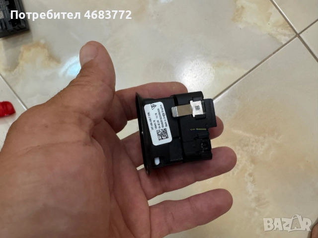Копче бутон за ел. стъклата на задна лява врата на Порше Макан Porsche Macan само за 30лв. 7pp959855, снимка 2 - Части - 52808747