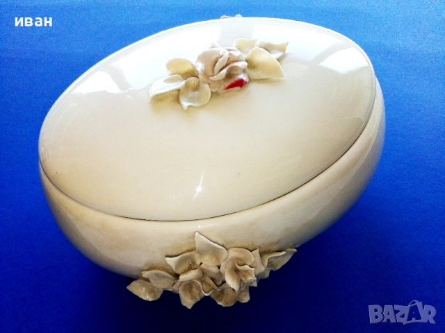 Стара порцеланова кутия