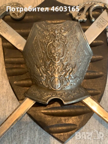 Сувенирен герб с 2 меча, снимка 2 - Антикварни и старинни предмети - 53223845