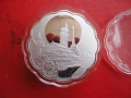 Сребърна монета в капсула , снимка 2