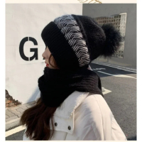 Модна дамска зимна шапка с шал удобна много пухкава/мека и приятна на допир -57% НАМАЛЕНИЕ, снимка 4 - Шапки - 45033451