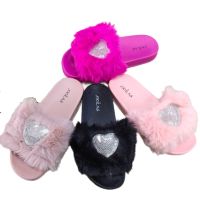 Сладки дамски чехли с пух и романтично сърчице за вълнуваща лятна визия, снимка 1 - Чехли - 45408598