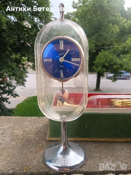 8-дневен настолен часовник Johmid Rare Lucite Tulip Base Pendulette
, снимка 1