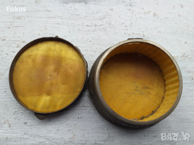 Стара кована бронзова кутийка с коприна маркировка, снимка 3 - Антикварни и старинни предмети - 53430818