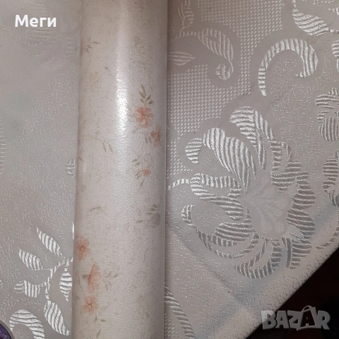 Тапети снежно бели, с фини нежни цветчета