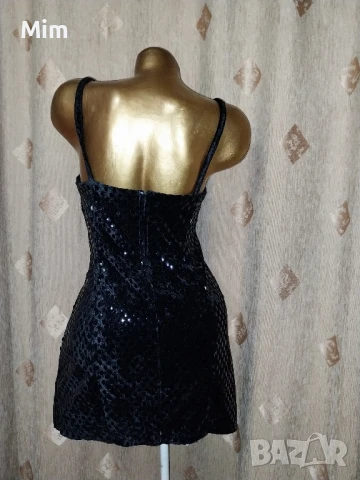 S Черна рокля от плюш с капки имитиращи лак , снимка 7 - Рокли - 50465868