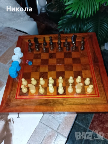 Шах48/48 с дървени фигури и синьобели пулове