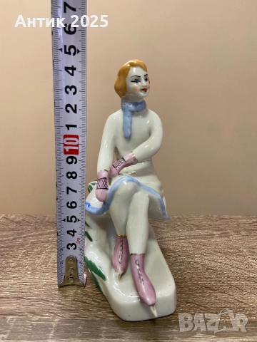 Порцеланова статуетка „Кънкьорка“, снимка 2 - Антикварни и старинни предмети - 52409299