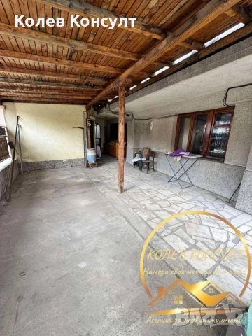 Триетажна къща с търговски помещения град Харманли, снимка 3 - Къщи - 53905651