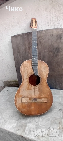 Стара акустична китара за колекционери 
