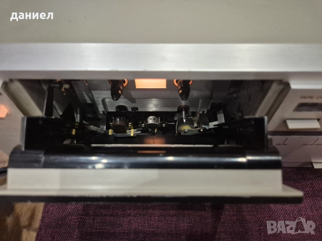 Касетен дек HITACHI D-85s с отличен външен вид, без липси и надрасквания, снимка 6 - Декове - 53838045