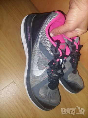 Дамски маратонки Nike 38.5, снимка 2 - Маратонки - 46265061