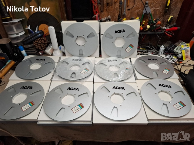 Продавт се метални ролки и ленти за ролков магнетофон на AGFA. 