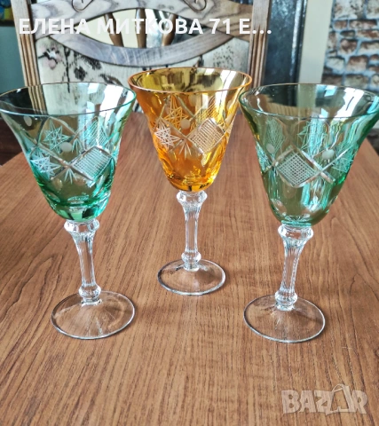 Три елегантни чаши за вино от цветен кристал