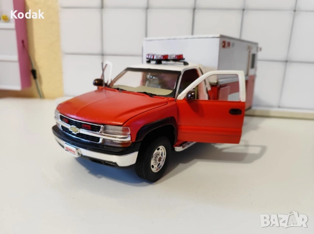 Chevrolet Suburban преработен във линейка 1/18, снимка 5 - Колекции - 53579119