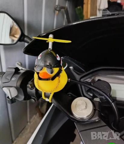 Малко жълто пате декорация за автомобил с каска