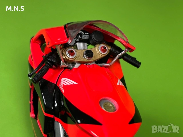 Honda RC211V Мотор Колекционерски  , снимка 17 - Колекции - 53600392