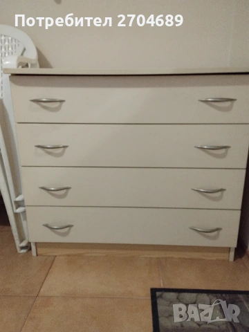 Два срина с  по четири шкафчета