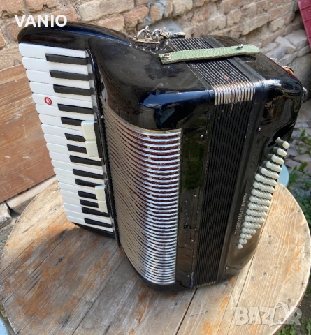 Акордеон 72 Баса Акордеона Има Някой Забележки Съобразени с Цената Меха е Проблемен , снимка 2 - Акордеони - 52255882
