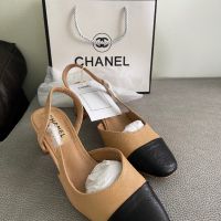 Бежови обувки на малък ток Шанел кожени Chanel , снимка 1 - Дамски обувки на ток - 45782855