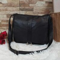 Черна стилна дамска чанта от естествена к. с капак - Elis, снимка 1 - Чанти - 45080197