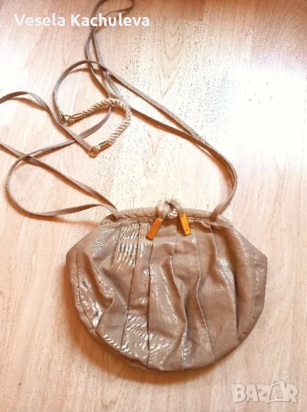 Продавам златиста чантичка , снимка 1