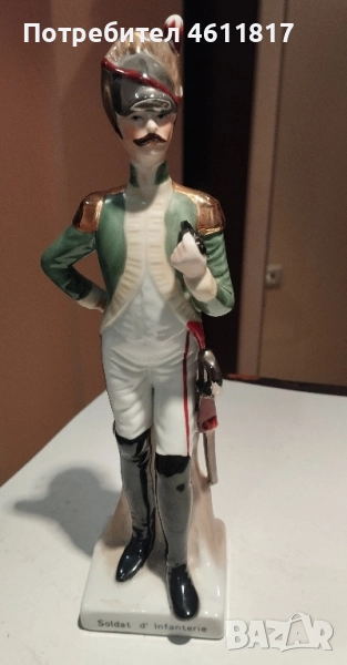 Порцеланова фигура Войник, снимка 1