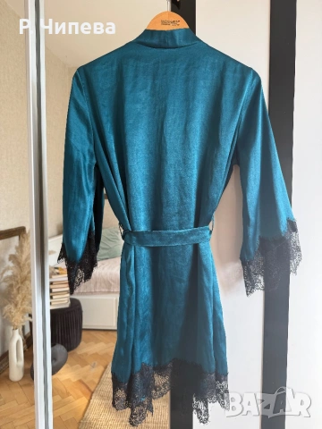 Сатенен халат в цвят петрол с черна дантела 🖤, снимка 3 - Бельо - 53697786