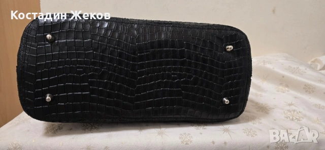 Тази елегантна италианска черна чанта е изработена от естествена кожа с крокодилски ефект , снимка 5 - Чанти - 53827551
