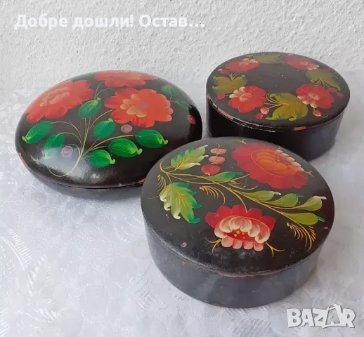 Дървени кутии с форма на буре и разни други стари кръгли кутии