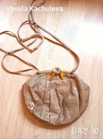 Продавам златиста чантичка 