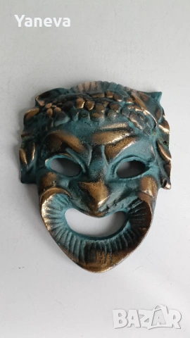 Бронзова маска изработена в стила на класическия античен театър. 
