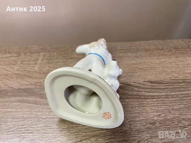 Винтидж порцеланова статуетка „Ловец с куче“, Коростенски порцеланов завод, СССР, снимка 3 - Антикварни и старинни предмети - 53235897