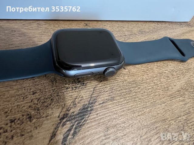 Apple watch SE 44mm, снимка 3 - Смарт гривни - 45102796
