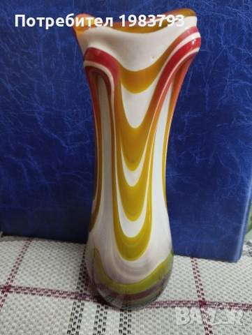 Ръчно изработена ваза стил Мурано.