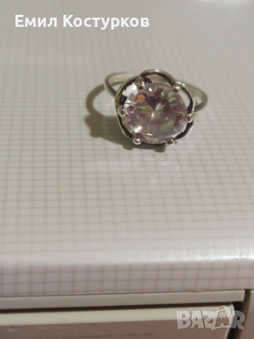 Продавам нежен сребърен пръстен с печат 925, с бял циркон с размер 10 мм. 