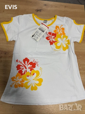 Продавам стилни блузи в бяло с различни разцветки – жълто, синьо и оранжево