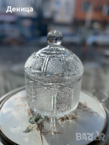 Бохемска кристална бонбониера Страхотна изработка, с много богата гравюра, която почти я покрива 