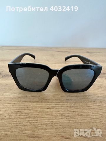 Слънчеви очила с черни рамки 