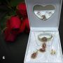 Елегантен подаръчен комплект бижута - пръстен, гривна, обеци и колие в луксозна кутия, която е споре