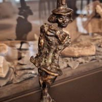 Бронзова пластика, скулптура– Клоун с две шапки., снимка 2 - Антикварни и старинни предмети - 44961522
