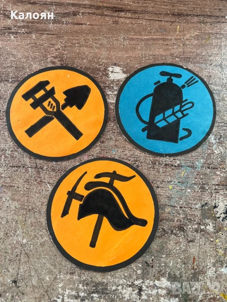 Отличителни знаци пожарникарски рисувани ръчно на картон , снимка 1